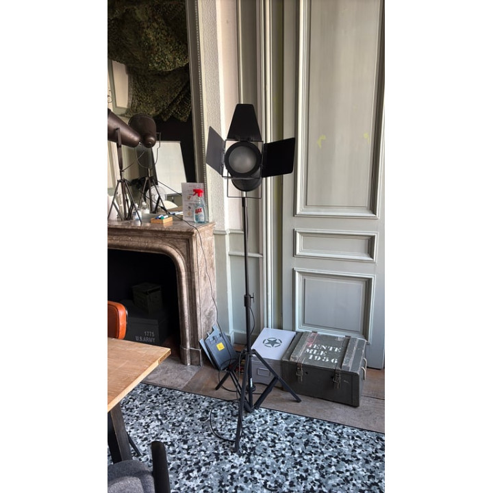 Lampe sur pied en métal noir
