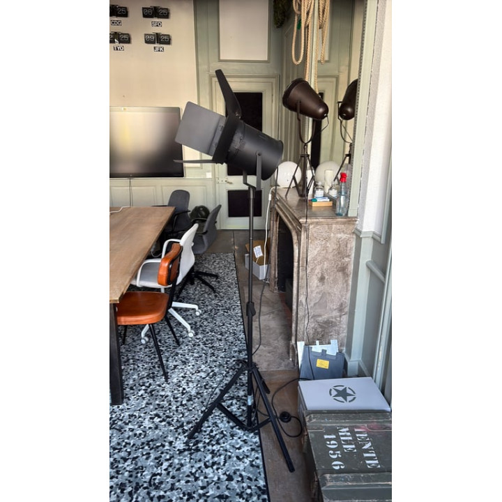 Lampe sur pied en métal noir