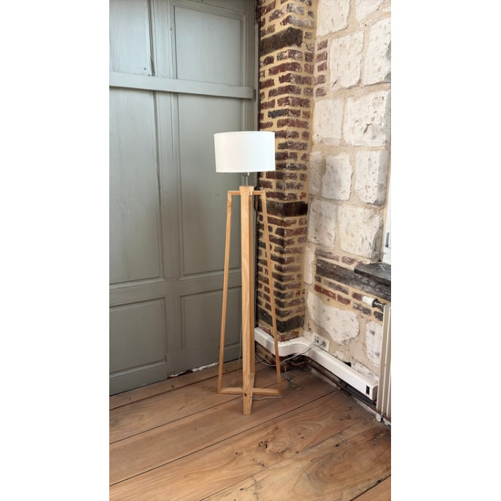 Luminaire sur pied en bois