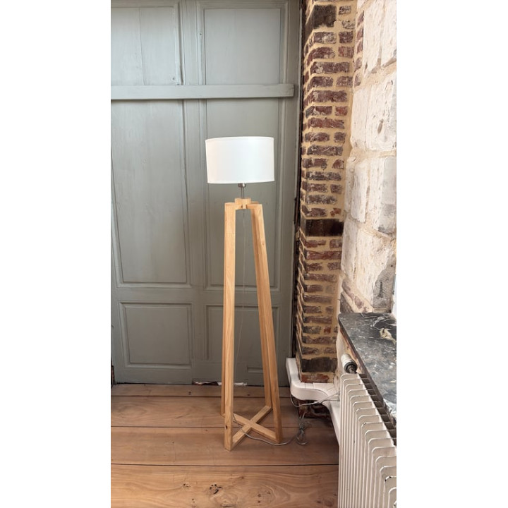 Luminaire sur pied en bois