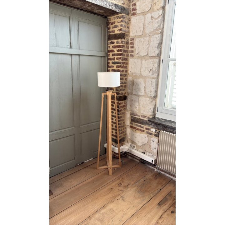 Luminaire sur pied en bois