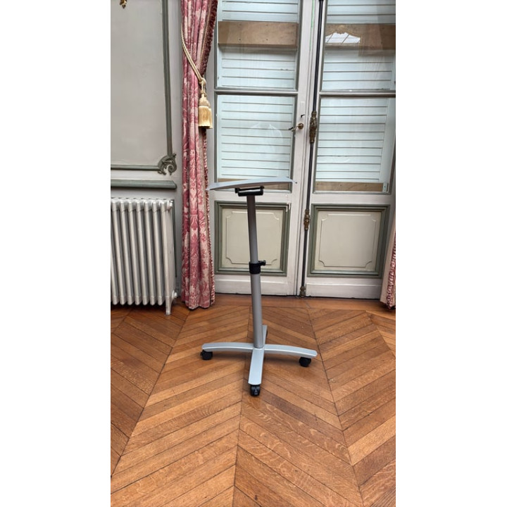 Table polyvalente rectangulaire en métal avec roulettes