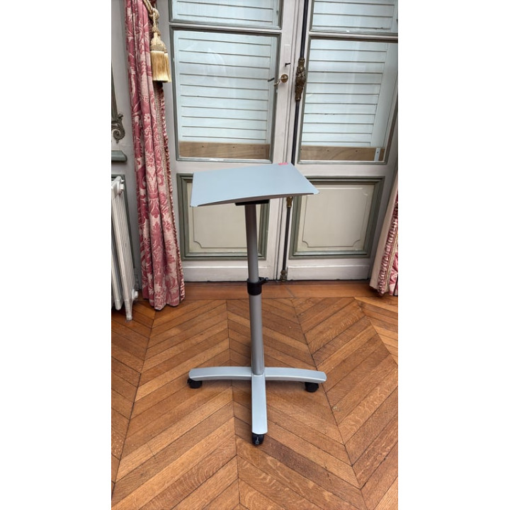 Table polyvalente rectangulaire en métal avec roulettes