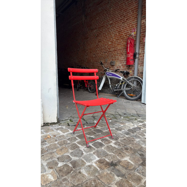 Chaise d'extérieur en métal rouge