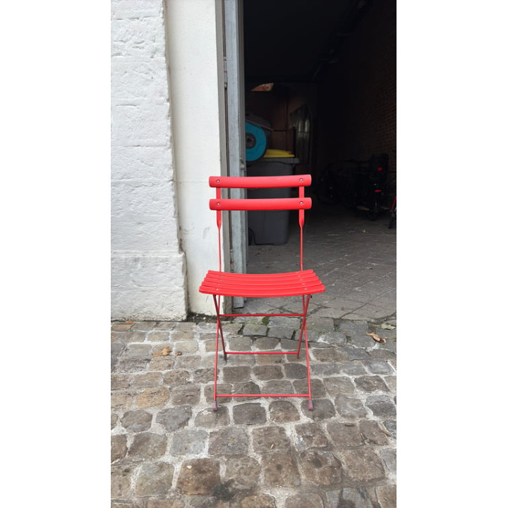 Chaise d'extérieur en métal rouge