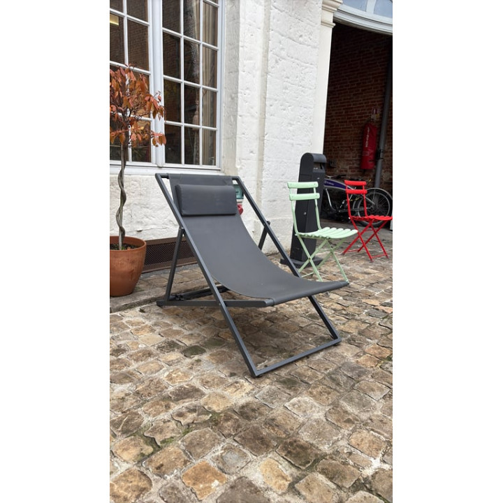 Chaise d'extérieur en métal et résille grise