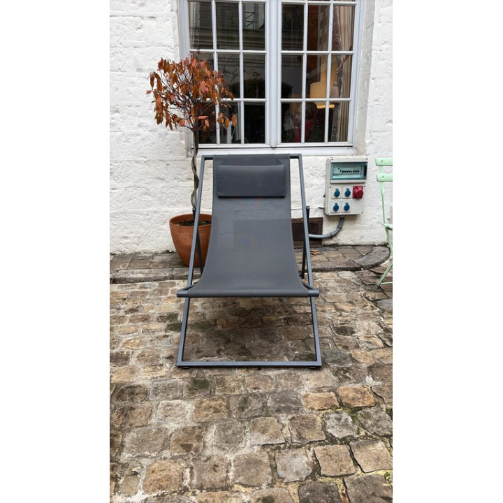 Chaise d'extérieur en métal et résille grise