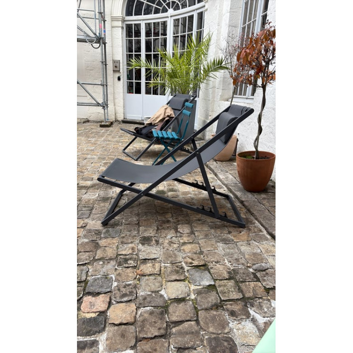 Chaise d'extérieur en métal et résille grise