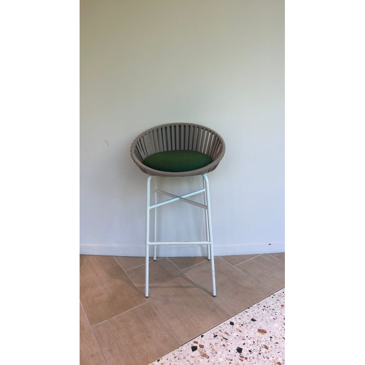 Tabouret haut en forme de coque avec piètement droit, modèle Bloom