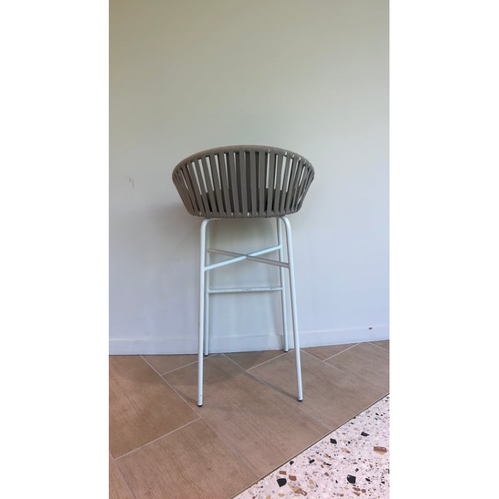 Tabouret haut en forme de coque avec piètement droit, modèle Bloom