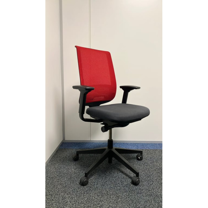 Fauteuil de bureau avec dossier en résille rouge et assise en tissu noir sur piètement en étoile