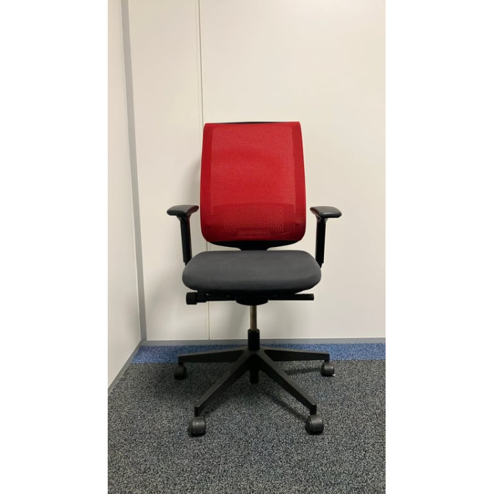 Fauteuil de bureau avec dossier en résille rouge et assise en tissu noir sur piètement en étoile