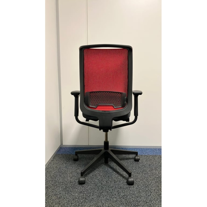 Fauteuil de bureau avec dossier en résille rouge et assise en tissu noir sur piètement en étoile