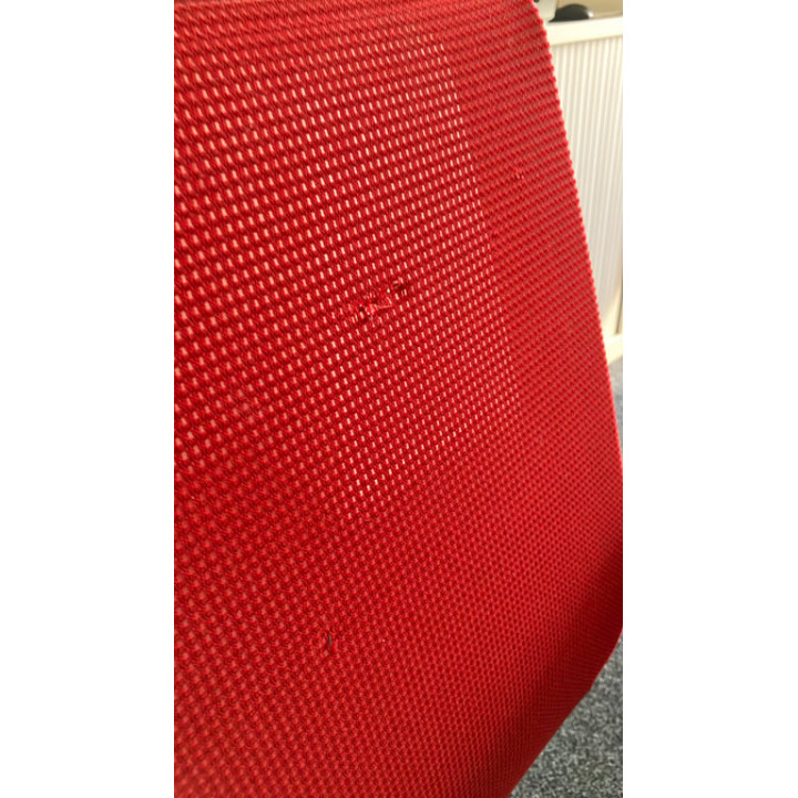 Fauteuil de bureau avec dossier en résille rouge et assise en tissu noir sur piètement en étoile