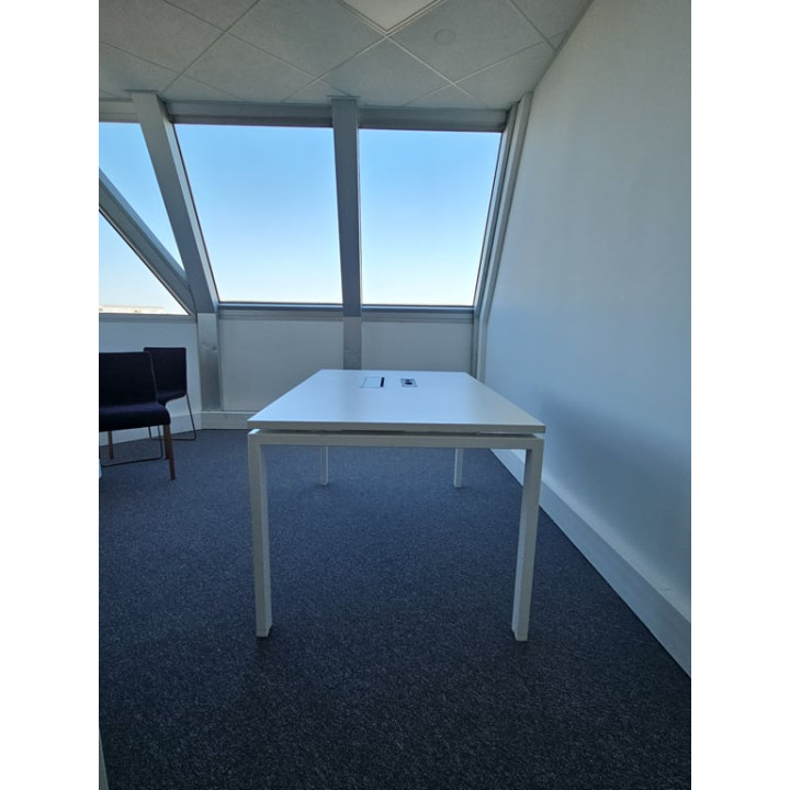 Majencia - Table de réunion rectangulaire avec accès pratiques