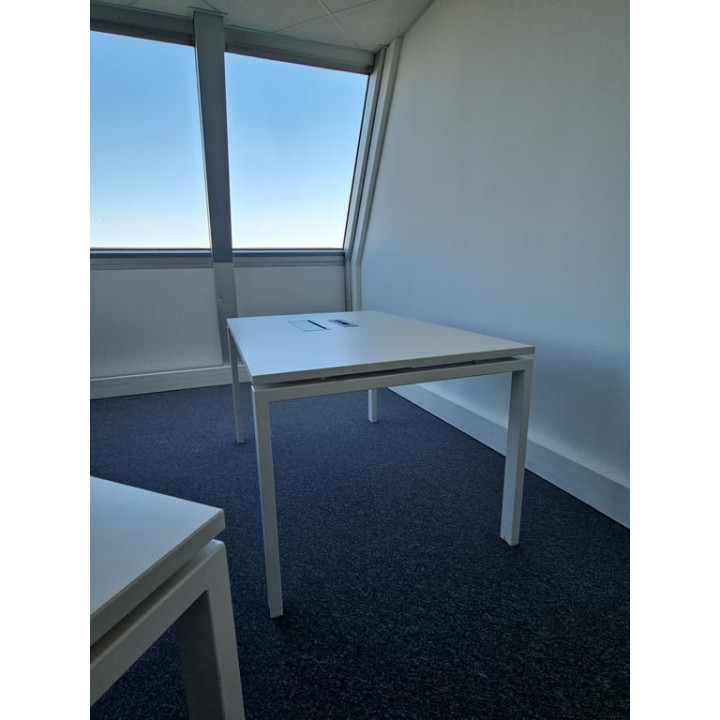 Majencia - Table de réunion rectangulaire avec accès pratiques