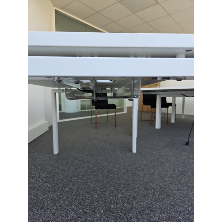 Majencia - Table de réunion rectangulaire avec accès pratiques