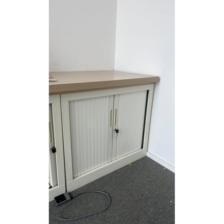 Armoire basse coulissante en métal blanc avec fermeture à clé