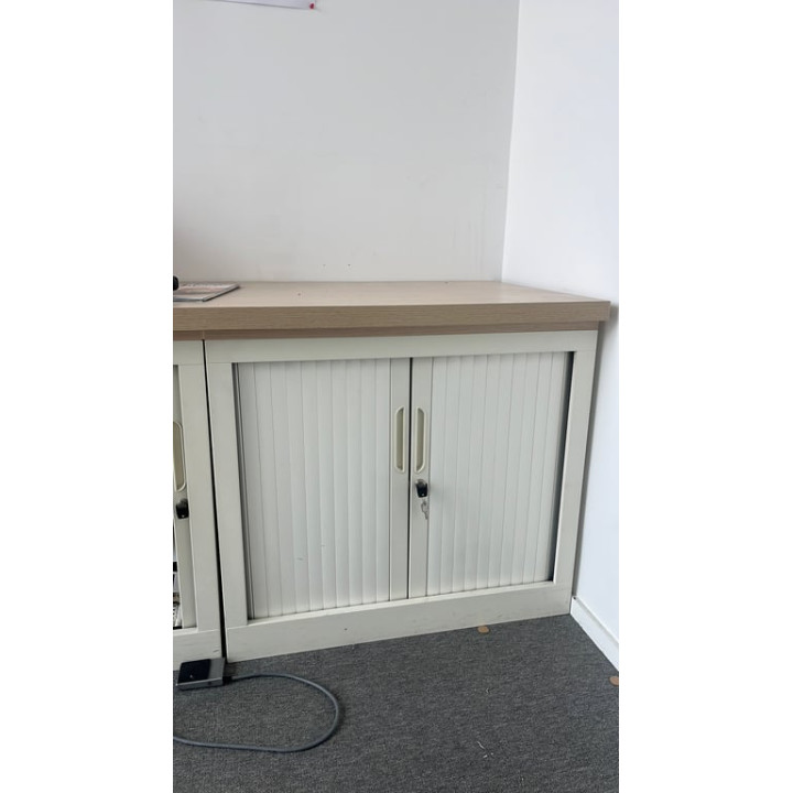 Armoire basse coulissante en métal blanc avec fermeture à clé