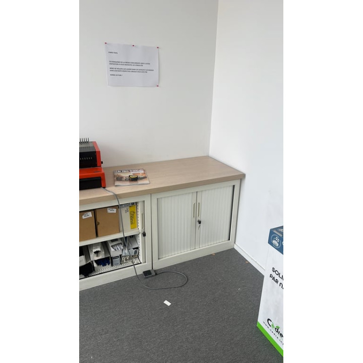 Armoire basse coulissante en métal blanc avec fermeture à clé