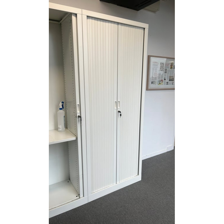 Armoire haute avec portes coulissantes et fermeture à clé