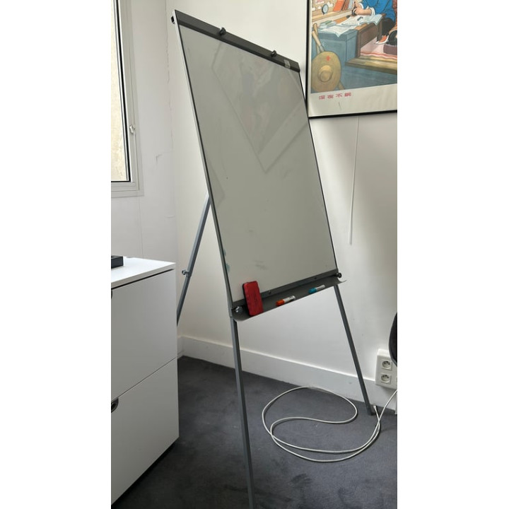 Tableau blanc sur trépied