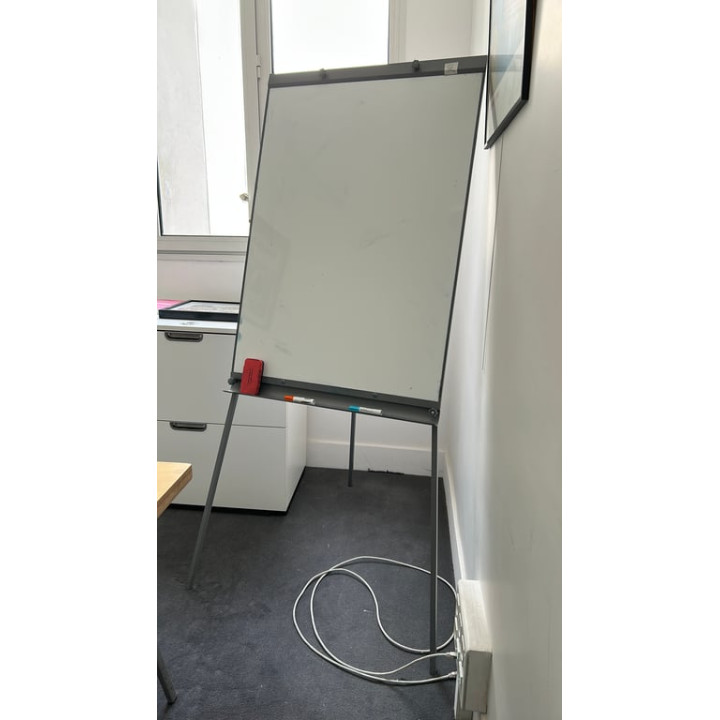 Tableau blanc sur trépied