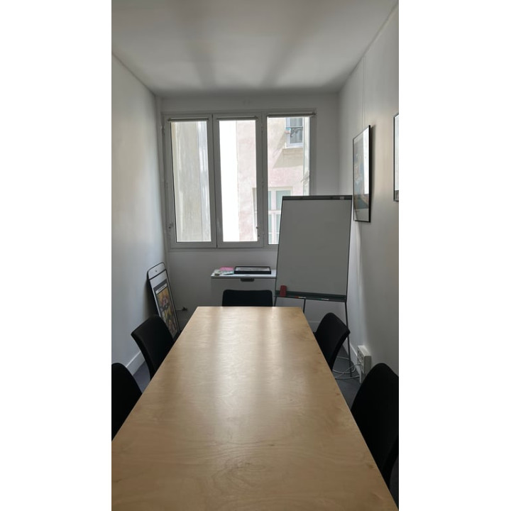 Tableau blanc sur trépied