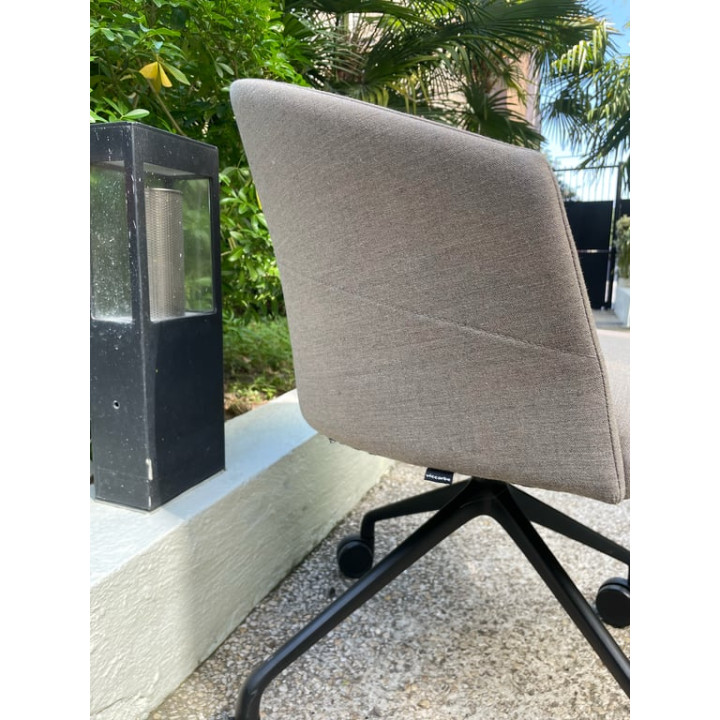Chaise de réunion Viccarbe avec accoudoirs et roulettes