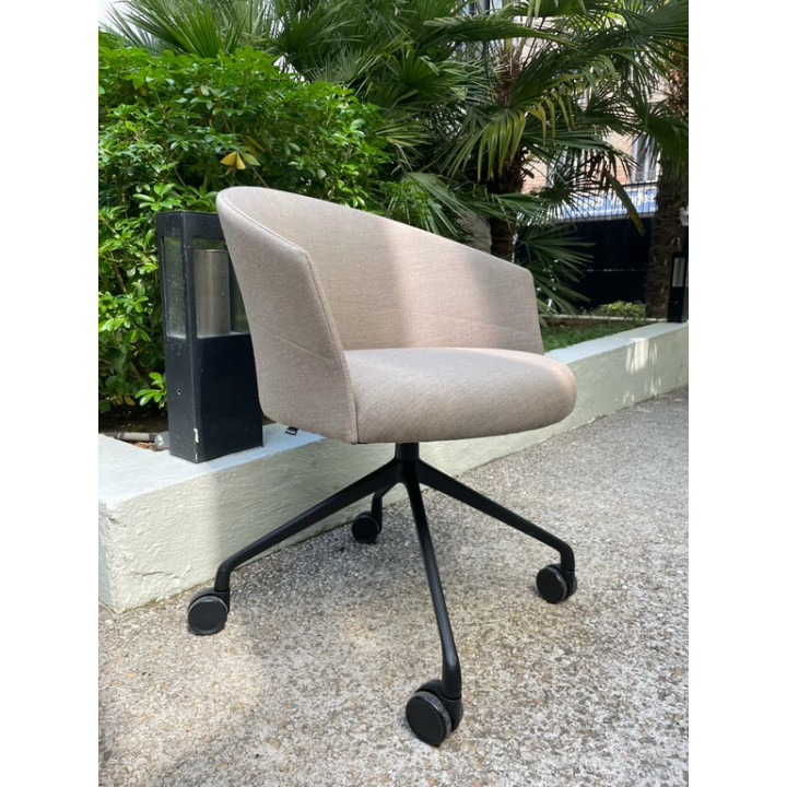 Chaise de réunion Viccarbe avec accoudoirs et roulettes