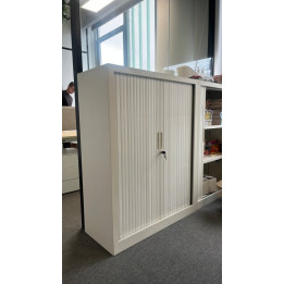 Armoire basse à portes coulissantes
