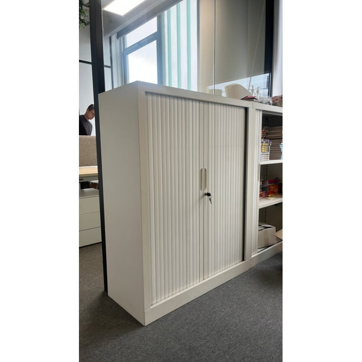 Armoire basse à portes coulissantes