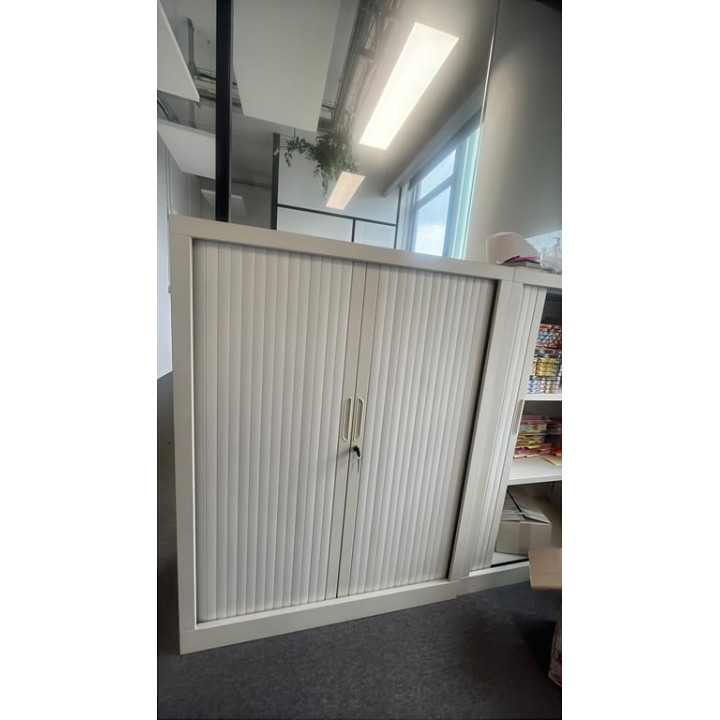 Armoire basse à portes coulissantes