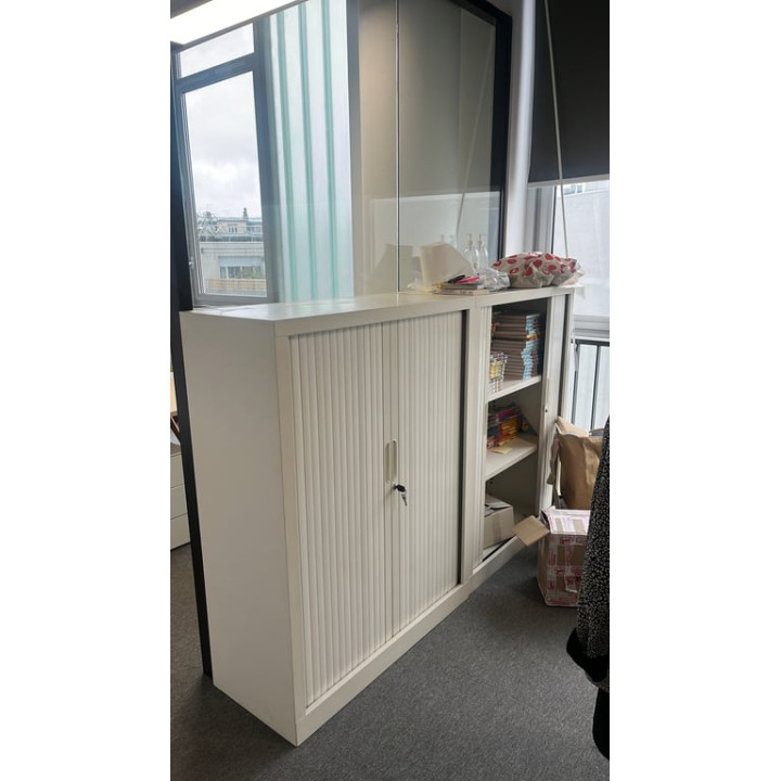 Armoire basse à portes coulissantes