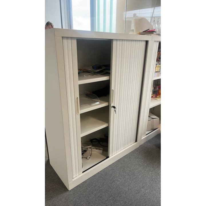 Armoire basse à portes coulissantes