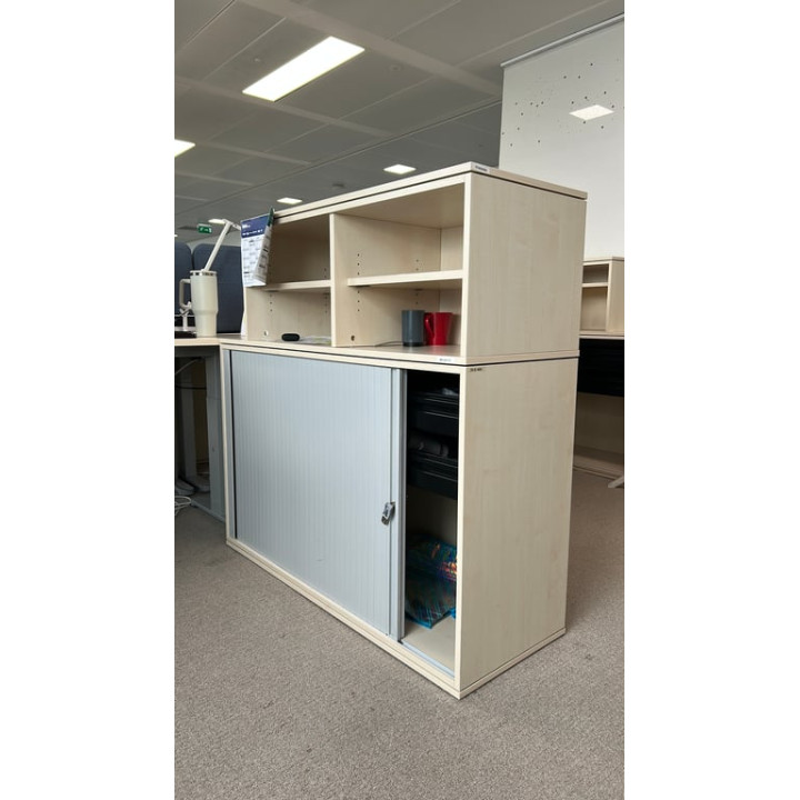 Armoire basse à portes coulissantes avec 5 étagères
