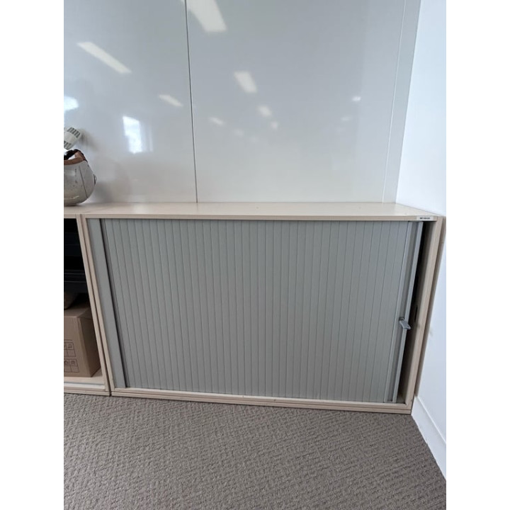 Armoire basse à rideaux