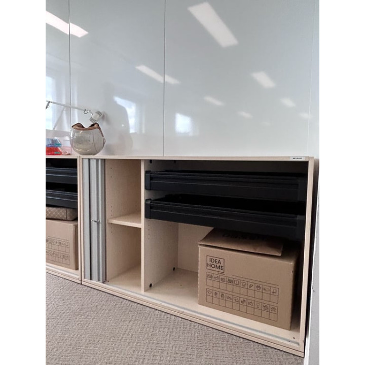 Armoire basse à rideaux