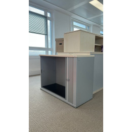Armoire basse à rideaux