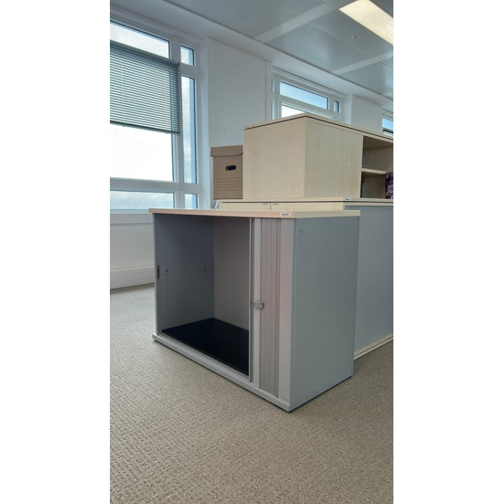Armoire basse à rideaux