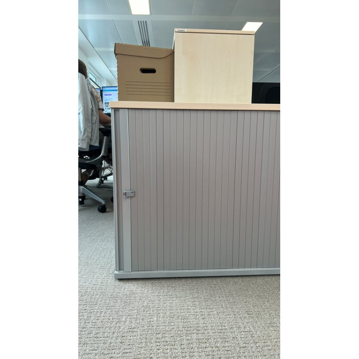 Armoire basse à rideaux