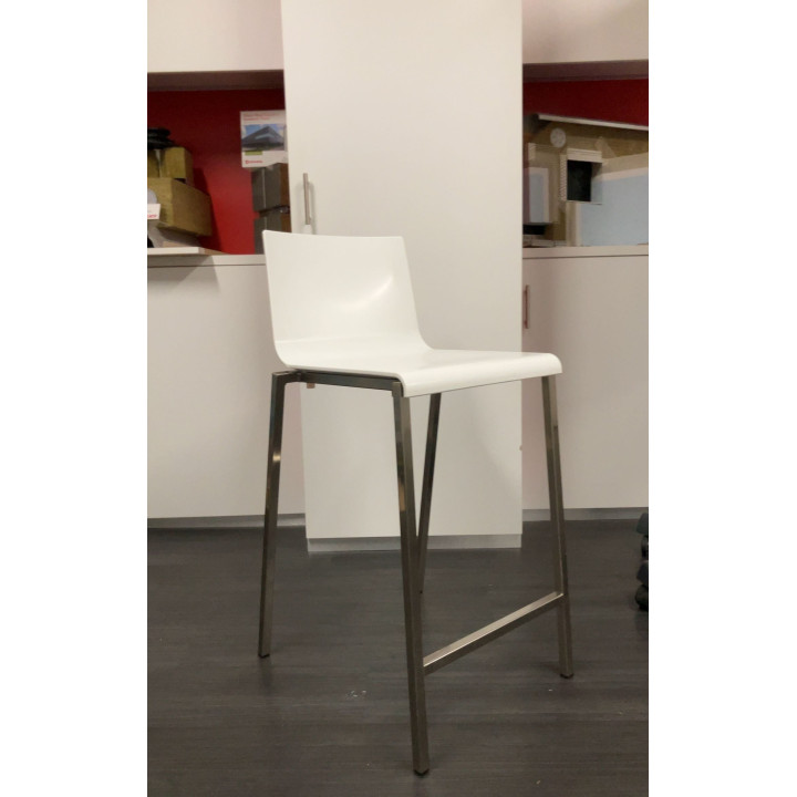 Chaise haute blanche en plastique et métal
