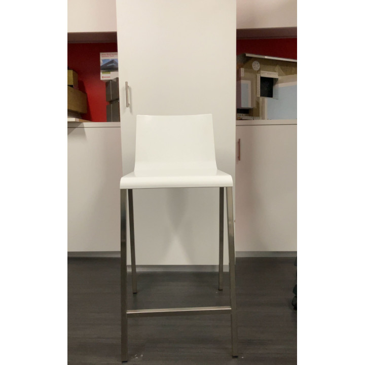 Chaise haute blanche en plastique et métal