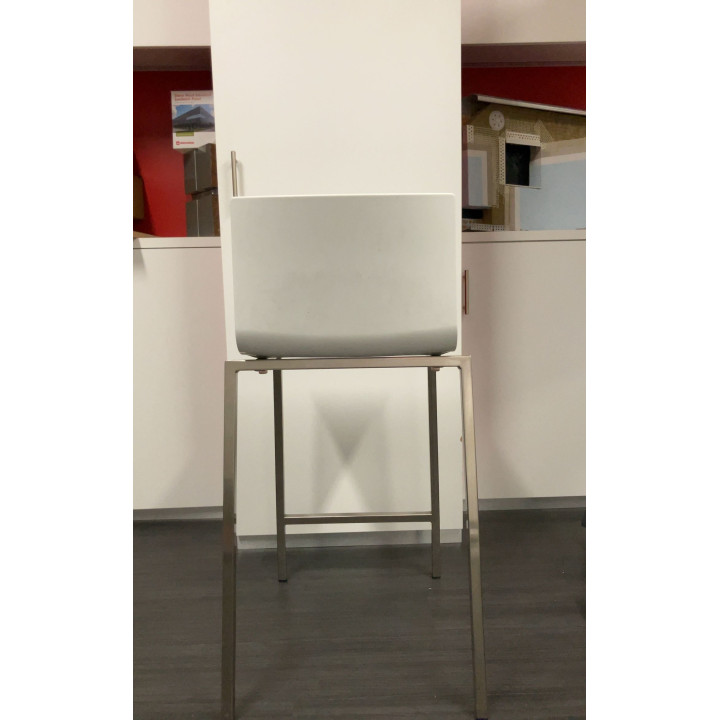 Chaise haute blanche en plastique et métal