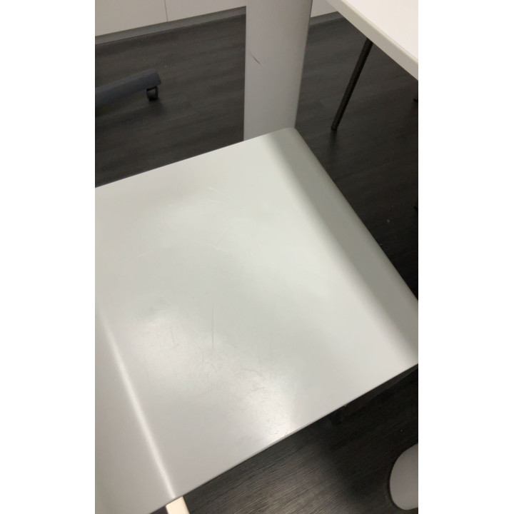 Chaise haute blanche en plastique et métal