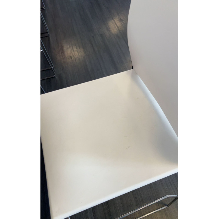 Chaise haute blanche sans accoudoirs plastique avec piètement métal