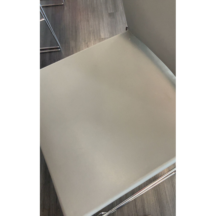 Chaise Haute Grise sans accoudoir plastique avec piètement métal