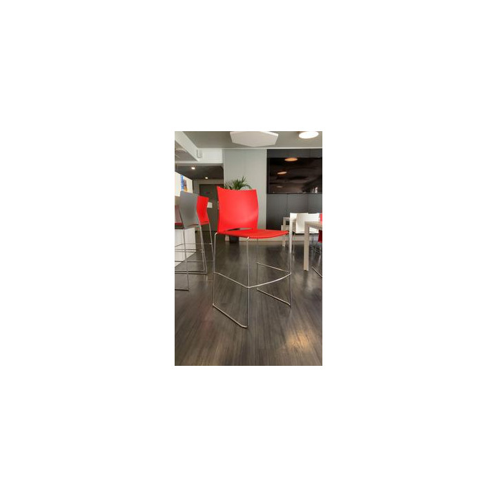 Chaise haute rouge en plastique et piètement métal