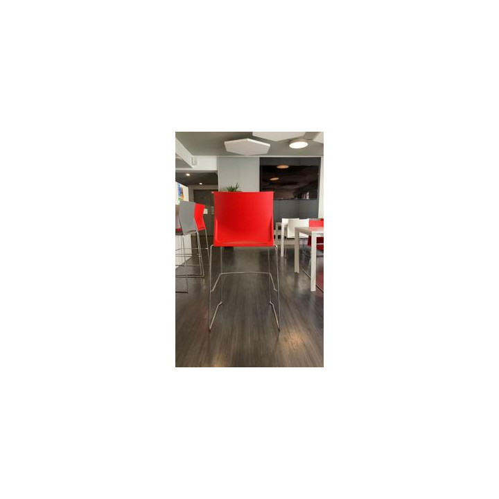 Chaise haute rouge en plastique et piètement métal