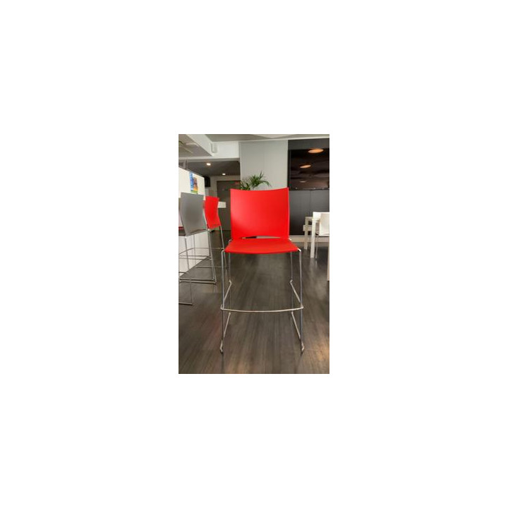 Chaise haute rouge en plastique et piètement métal
